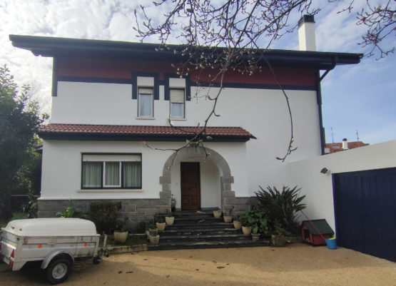 Fachada de una vivienda recien pintada